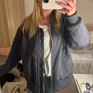 Trendig hm jacka - Säljer denna eftertraktade bomberjacka ifrån h&m. Står storlek M men passar olika beroende på hur man vill att de ska sitta då ja brukar ha xs/s i toppar