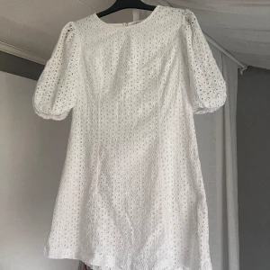 Vit klänning - Vit klänning, perfekt till studenten!! Det ingår även ett midjeband som man kan knyta i midjan❤️