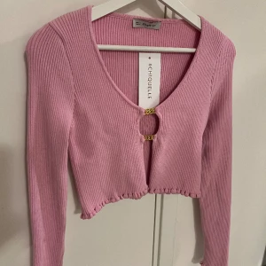 Rosa topp  - Säljer denna rosa topp köpt från chiquelle. One Size, skulle säga att den passar XS/S/M, stretchigt tyg. Aldrig använd. 