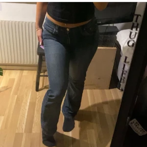 lågmidjade jeans - säljer dessa lågmidjade jeans då de börjar bli för små💓de är bootcut och har midjemått 38💓 jag är 167 och de passar perfekt på mig i längden💓skriv för fler bilder