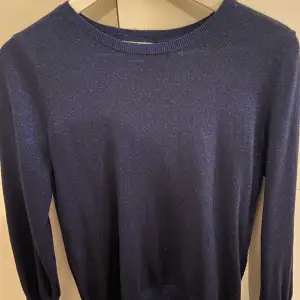Superfin glittrig tröja från H&M. Mörkblå. Tröjan har ett litet hål som syns i bild 3, därav priset. Dock inget man ser på. Strl M <3