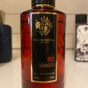 Red tobacco från mancera är en stark och kryddig parfym som har mycket bra performance och longevety.  100 ml kvar. Köpt för 1800 säljer för 1000.  Priset kan diskuteras vid snabb affär.