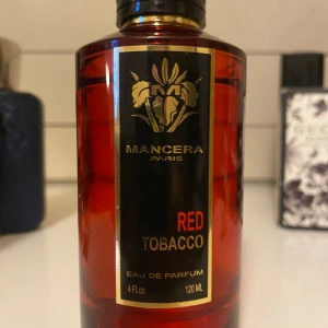 Red Tobacco från Mancera  - Red tobacco från mancera är en stark och kryddig parfym som har mycket bra performance och longevety.  100 ml kvar. Köpt för 1800 säljer för 1000.  Priset kan diskuteras vid snabb affär.