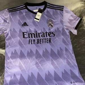Helt ny real Madrid tröja  - Nytt skick, stor i storleken 22/23