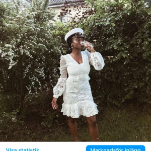 Studentklänning  - Säljer min fina studentklänning, då den inte annvänds. Bara annvänd en gång. Kan tänka mig gå ner i pris vid snabbköp. Kan mötas upp också och även skicka 