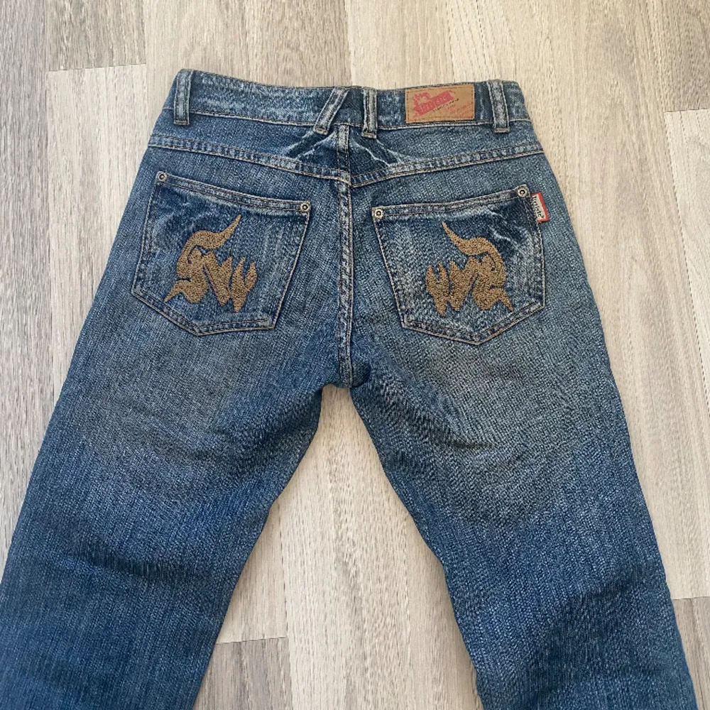 Så snygga jeans som är Lowwaist. Slut snygga fickor i bak och lite bootcut💗💗💗 Innerbenslängden: 80cm Midjemått: 35cm Pris kan diskuteras💗. Jeans & Byxor.