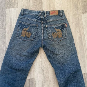 Snygga jeans - Så snygga jeans som är Lowwaist. Slut snygga fickor i bak och lite bootcut💗💗💗 Innerbenslängden: 80cm Midjemått: 35cm Pris kan diskuteras💗