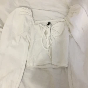 Knyt top - Jättefin top till våren passar fint med Low waist byxor. Säljer eftersom den tyvärr är för liten. Läs bion före du köper.