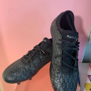 Fotbollsskor stl 40 - Puma Fotbollsskor stl 40 Fint skick. Finns att hämta i Enskededalen/Blåsut eller kan skickas