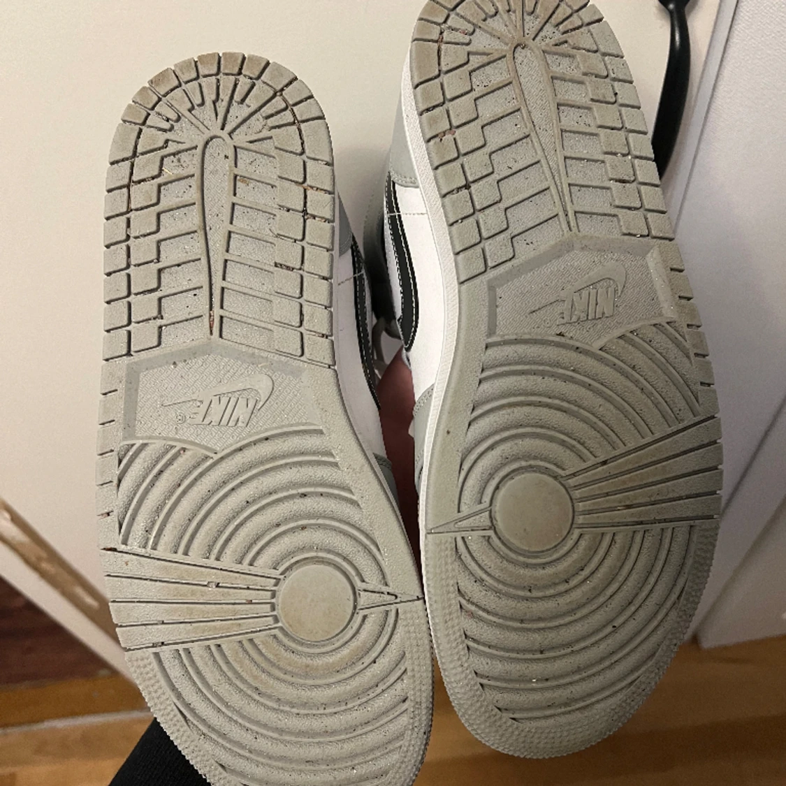 JORDAN 1 "LIGHT SMOKE GREY ANTHRACITE" MID - 90