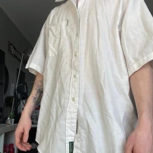 Skjorta - Vit skjorta från Ben Sherman Bra skick Size: Large  För referens är jag 178cm