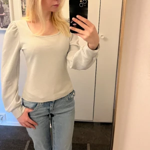 Vit blus - Vit blus som inte är kritvit utan lite ”mörk” av sig. Den är skön och sitter fint på men använder aldrig. 