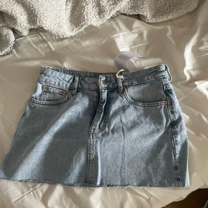 Jeanskjol - Helt ny low waist kjol från Gina tricot. Superfin. Säljer då den är för stor för mig och hår en att lämna tillbaka(present). 