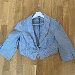 Kavaj - Kort kavaj, kan användas över ett linne. Med en knapp som går att göra till en ”jacka” också😊