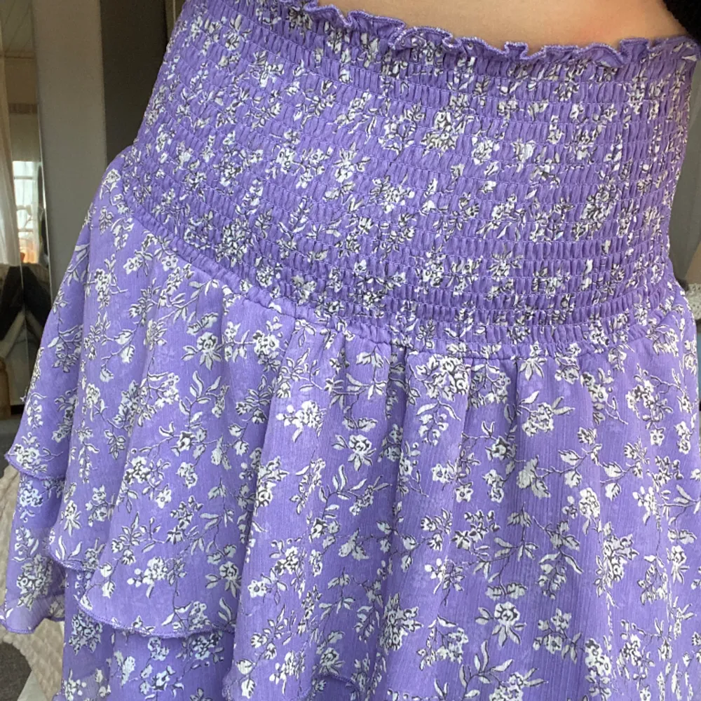 en lila volang kjol från BikBok, använd en gång, är i storlek XS men den är väldigt stretchig, tryck på ”köp nu” eller kontakta vid frågor!🩷. Kjolar.