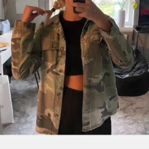 Militär jacka - Snygg jacka från zara, perfekt nu till våren 😍 är i storlek 164 men passar mig som är S