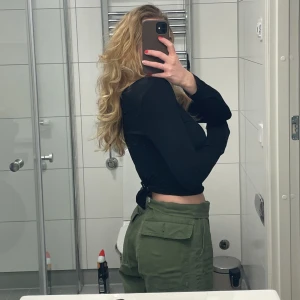 Cargo byxor  - Säljer mina älskade gröna cargobyxer, jag brukar ha dom uppvikta💘 säljs då det inte är min stil längre. Står ingen storlek men jag har vanligtvis XS, skulle säga att dom passar nog bäst på S!
