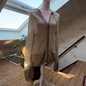 Stickad kofta  - Beige stickad kofta med luva🤎 