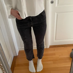 Svarta Levi’s jeans - Svarta 501 jeans från Levi’s. Använda några gånger, men är i jätte fint skick! Säljer då de blivit lite för korta för mig och kommer därför inte till användning. 💓