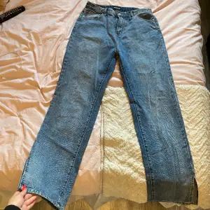Oanvända jeans från ASOS/Momokrom Lite långa i benen på mig som är 173cm💕