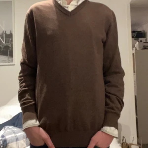 John henric v-ringad tröja - Säljer nu denna jätte snygga bruna tröja men blåa armbågar från John henric. Tröjan har tyvärr inte komit till användning. Köpt för runt 850 säljs nu för 299. Tröjan är i ett rätt bra skick. Vid fler bilder, eller vid andra frågor hör av er!😊 Mvh