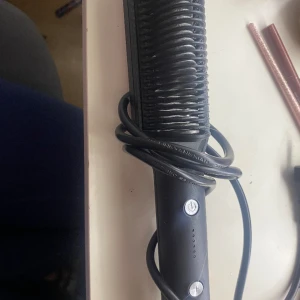plattångs borste - någon slags borste som även plattar håret. Perfekt att dra igenom snabbt igenom håret på morgonen när man ska till skolan. knappt andvänd