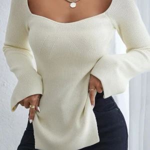 Topp - Jättefin topp i nyskick som aldrig kommit till användning.Nypris: 209kr💞