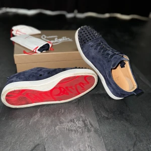 Chrisitian Louboutins  - Säljer dessa feta loubs i storlek 43. 9/10 skick sulorna behövs rengöras bara. En spik som har lossnat men har fixat dit den igen. Använd några gånger annars riktigt feta