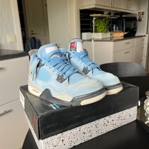 Jordan 4 UNC - Jordan 4 UNC i okej skick , säljs pågrund av storlek.   Äkta , köpta på ”restocks”   Nypris 6500kr , mitt pris 2500kr