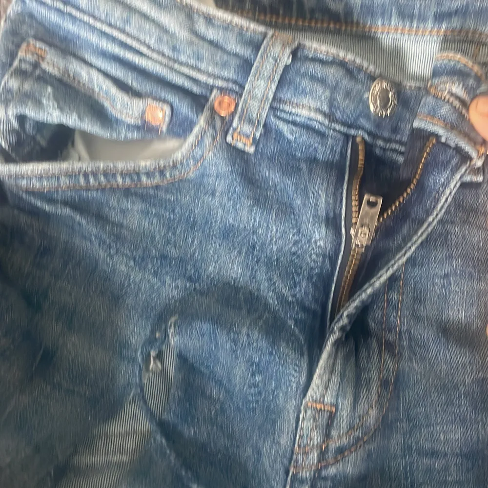 Säljer dessa snygga jeansshorts i storlek 36/S,de är inga defekter på förutom en liten slits vid ena sidan💗💗. Shorts.