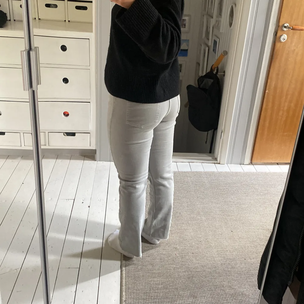 Straight midwaist zara jeans  Snygg ljusgrå färg 🤩 Nästan helt oanvända . Jeans & Byxor.