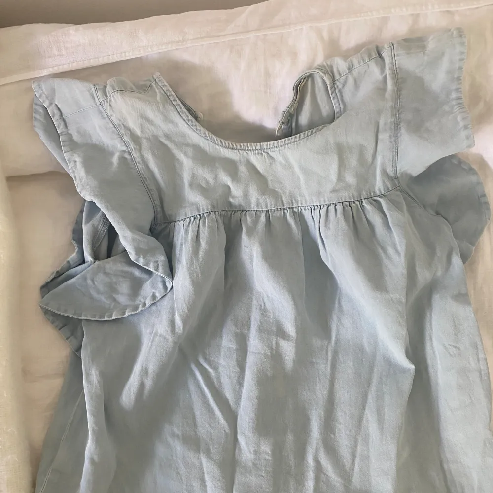 Denna blus köpte jag typ för två år sedan. Den är lite sliten och därför har jag sänkt priset. Pris kan diskuteras och såklart tvättar jag blusen innan jag skickar. . Blusar.