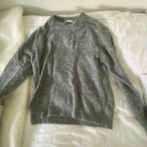 Stickad tröja från Zara - Denna tröja var köpt i februari. Original pris var 329 och därför har jag minskat priset. Pris kan diskuteras. Tryck gärna på köp nu. 