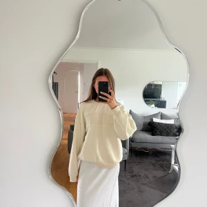 beige sweatshirt från ginatricot  - beige sweatshirt från ginatricot men text på bröstet, i storlek M och i ett bra skick