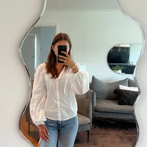 blus från monki  - vit blus med buffiga armar från Monki i storlek xs, helt ny med prislappen kvar