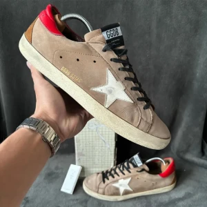 Golden goose  - Säljer dessa riktigt schyssta Golden goose skorna till ett schysst pris, inget og medkommer tyvärr men i riktigt fint skick🤘, kom med bud🙌