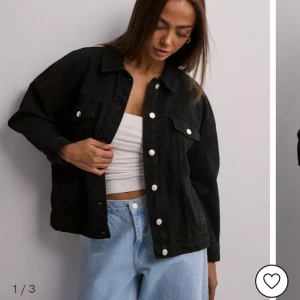 Svart jeans jacka   - Jätte fin svart jeans jacka från Nelly, perfekt till sommarkvällar använd fåtal gånger säljer då den är lite liten 