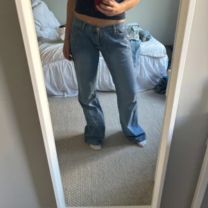 Lågmidjade jeans - Lågmidjade jeans i fint skick! Midjemått: ca 37 cm. Ytterbenslängd: ca 102 cm. Innebenslängd: ca 79 cm