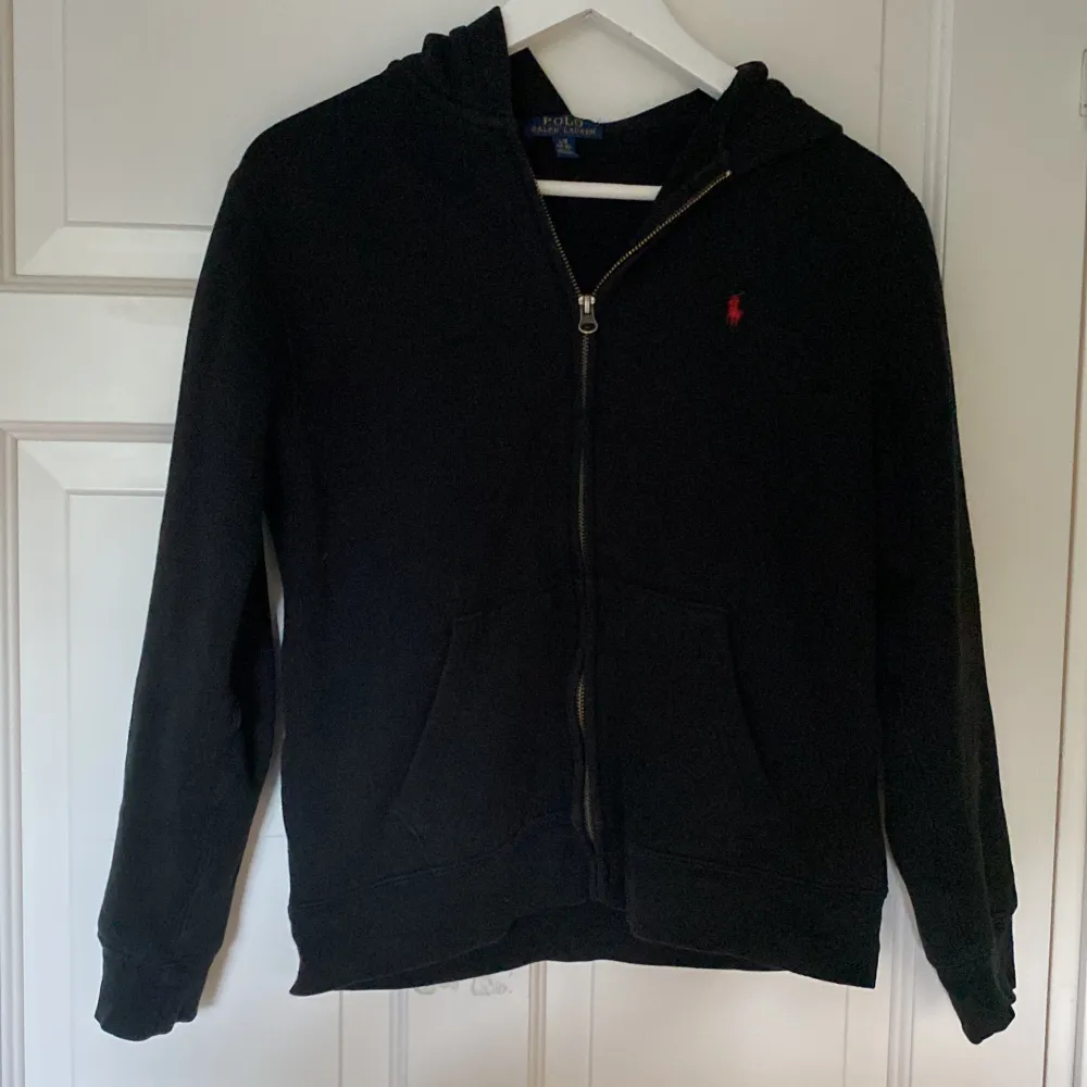 En fräsch och fin zip hoodie från polo Ralph lauren! Skick 10/10, inga defekter och fläckar. Säljer den dö jag har växt ur den. Passar upp till 170. Tröjor & Koftor.