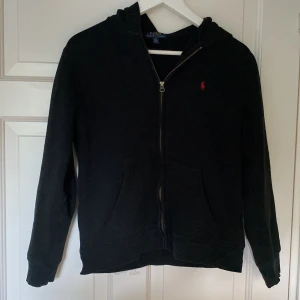 Polo zip hoodie - En fräsch och fin zip hoodie från polo Ralph lauren! Skick 10/10, inga defekter och fläckar. Säljer den dö jag har växt ur den. Passar upp till 170
