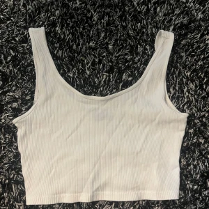 Ribbat linne - Vitt ribbat, och croppat linne från Gina Tricot. Använd fåtal gånger och säljer för att det är alldeles för litet för mig så inte kommit till användning. Så gott som ny.