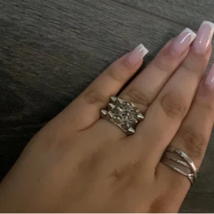 Edblad peak ring - Säljer nu min silvriga Edblad ring då jag aldrig använder den. Den är fåtalt gånger använd men i princip oanvänd då jag bara använder guldsmycken!💗