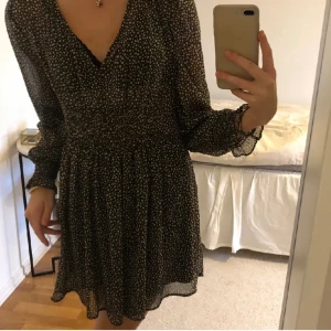 Slutsåld klänning  - Aldrig använd, går ej att köpa längre! Fint att knyta ett band i midjan också :) 