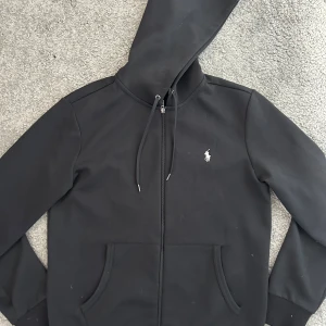 Polo zip up - En polo Ralph lauren zip up i riktigt bra sickt 9/10, hör av er om det är några frågor😁