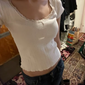 Topp från Brandy Melville - Jättesöt och bekväm topp från Brandy Melville som är i gott skick. Sparsamt använd.