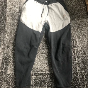 Nike tech fleece - ganska ny behöver inte den längre så tänker sälja den och den har krympt till s ungefär 
