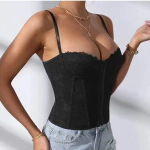 Svart korsett - Svart korsett från Shein. Köpt av en tjej  på Plick som aldrig hade använt den och jag har bara använt den en gång så i bra skick☺️