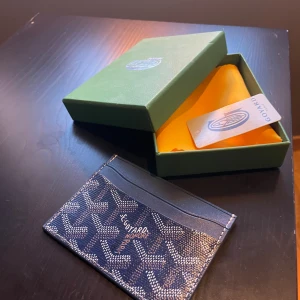 Goyard Paris korthållare - Säljer nu denna Goyard korthållare. Nypris är runt 8000kr. Man får även med lådan och tagen som ingår till korthållaren🤩🤙  Kontakta mig vid minsta fundering eller om du vill veta mer, tveka inte att höra av dig! 📞