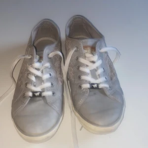 Mustang skor - Säljer dessa Mustang skor då dom ej kommer till användning knappast använda som nya och tror att dom är i strlk 38-39💗 nypris 700kr