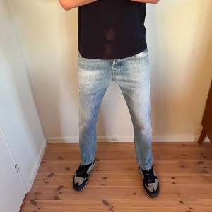 Dondup Jeans - Hej, Säljer nu mina super snygga dondup jeans som är i en skinny fit modell som liknar "george".Jeansen är i storlek 33 men passar 32. Jag på bilden är ungefär 180 och väger 68kg. Nypris ~ 3000kr mitt pris 999kr.